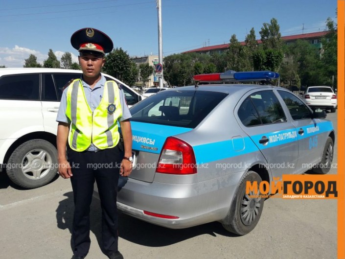 В Атырау полицейский, который помог инвалиду, снова отличился