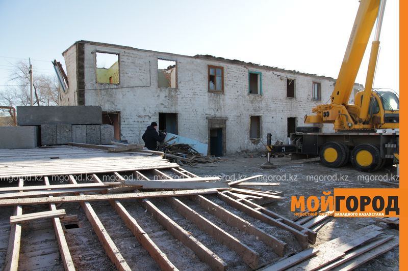 В Уральске начали сносить аварийный дом