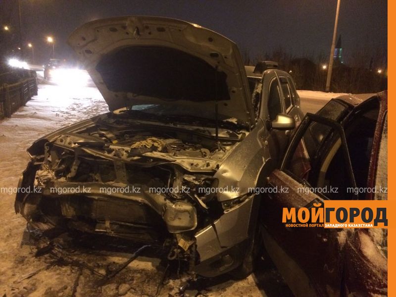 В Уральске лоб в лоб столкнулись два автомобиля