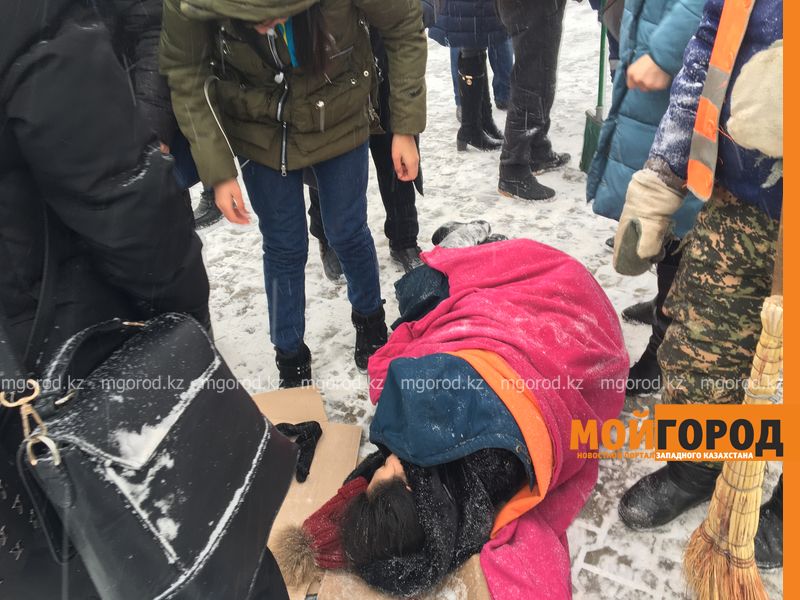 Студентка, сбитая на пешеходном переходе, находится в больнице Уральска