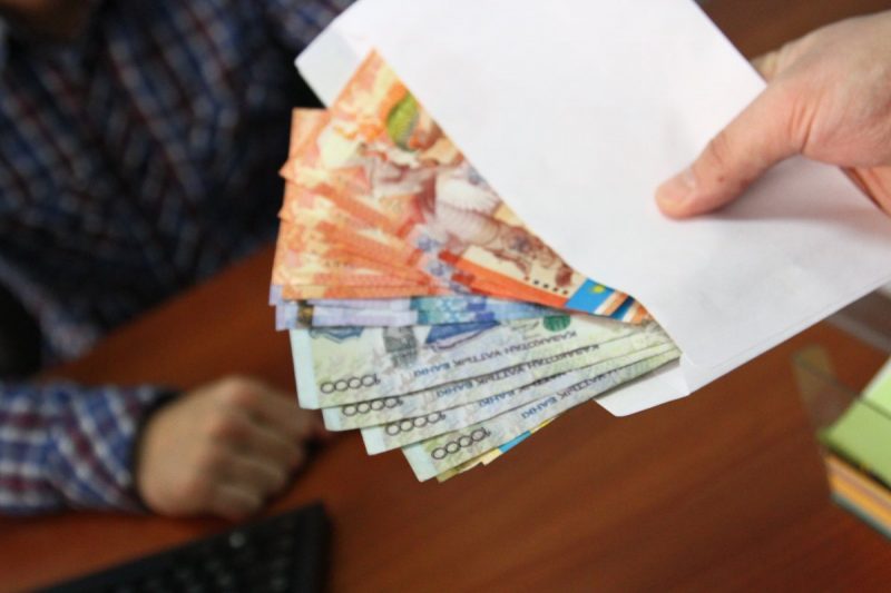 В Атырау за получение взятки арестован замакима Макатского района