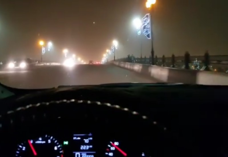 Автомобилист из Атырау бесплатно возит людей из-за морозов (видео)