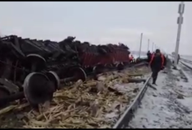 5 вагонов для перевозки зерна сошли с рельсов в Атырауской области (видео)