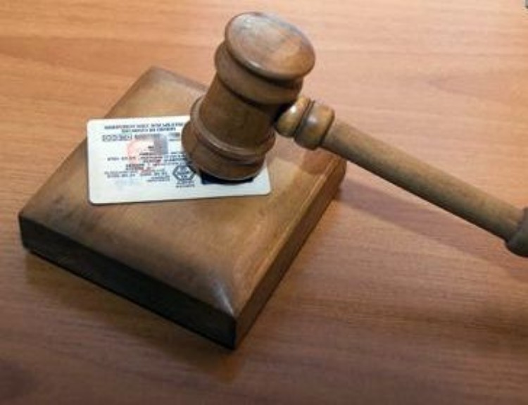 В Атырау должнику по алиментам приостановили действие водительского удостоверения