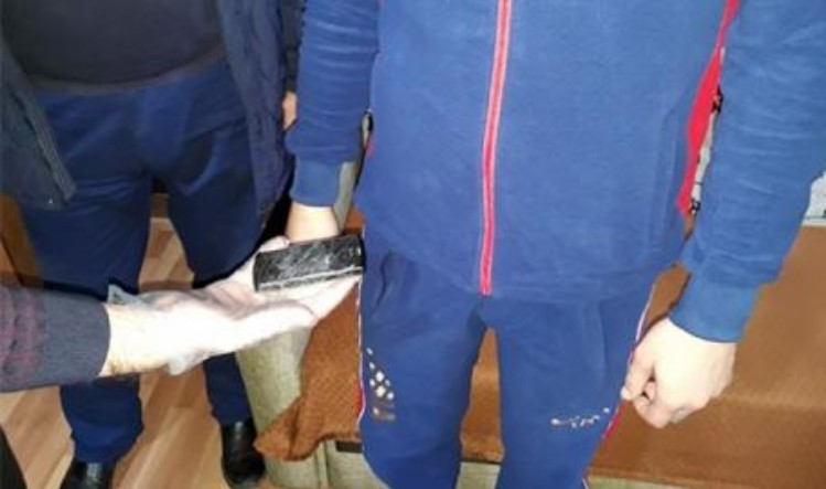 В Атырау оштрафовали мужчин, пытавшихся перебросить сотовый телефон через забор колонии