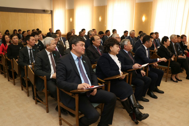 Аким Атырауской области подверг критике работу местных депутатов