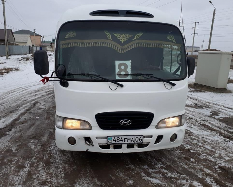 В Атырау автобус №8 подвозил пассажиров бесплатно