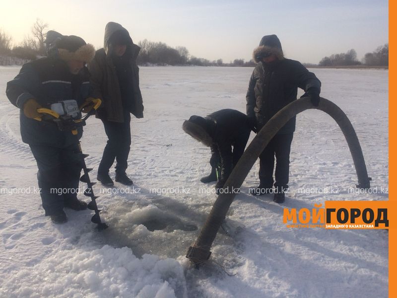 На 148 водоемах ЗКО бурят лунки для спасения рыбы от замора