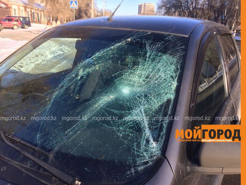 На пешеходном переходе в Уральске сбили женщину с ребенком