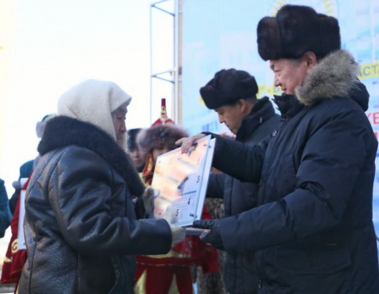 В Актобе многодетные семьи, дети-сироты и инвалиды получили квартиры по программе «Нұрлы жер»