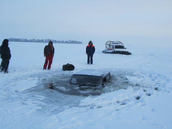 В пригороде Атырау легковой автомобиль провалился под лед