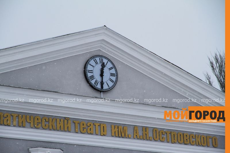Подаренные экс-акимом Уральска на День города часы остановились