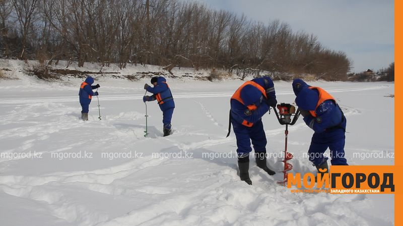 Чтобы не допустить разлива воды, в ЗКО на реках режут лед