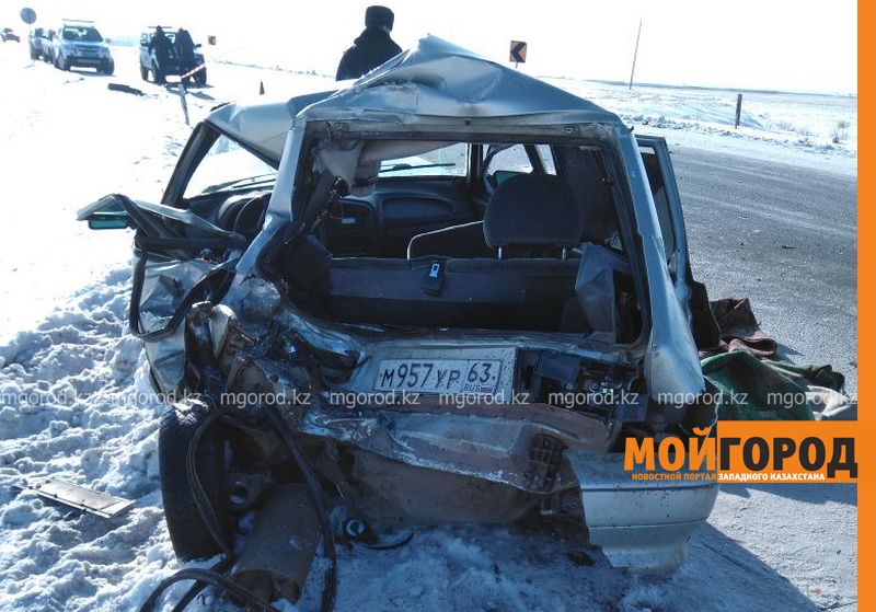 Пассажирский автобус и легковой автомобиль столкнулись на трассе в ЗКО: госпитализированы три человека