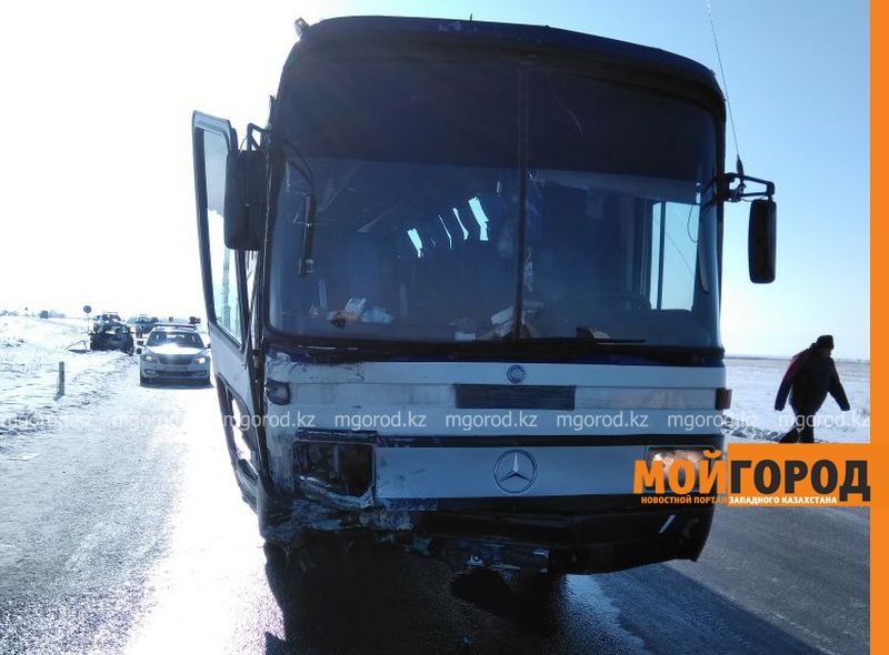 50 граждан Узбекистана находились в автобусе, столкнувшемся с «легковушкой» полицейского в ЗКО