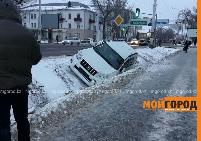 В центре Уральска джип слетел в арык