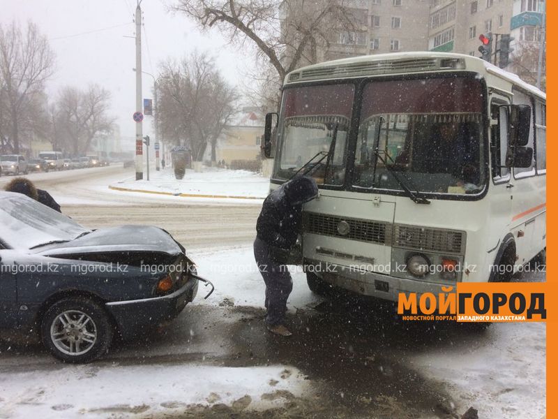Два пассажирских автобуса попали в ДТП в центре Уральска