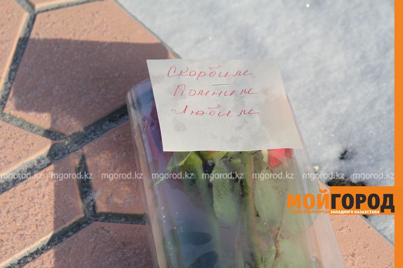 Уральцы возложили цветы к консульству РФ