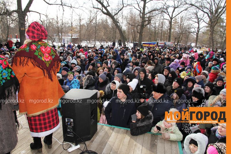 Тысячи уральцев пришли в парк проводить зиму