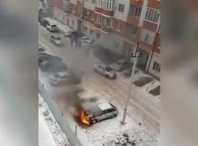 В Атырау в один день сгорели 2 машины (видео)