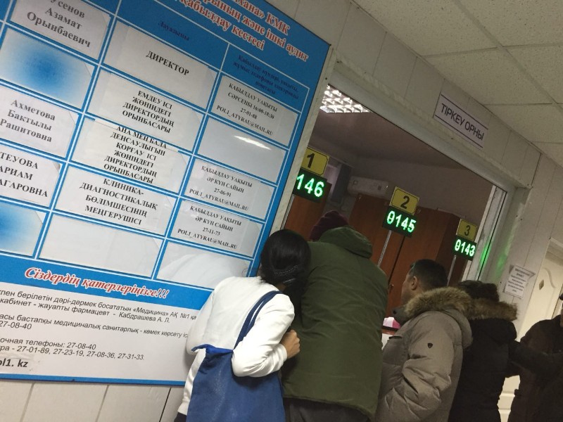 Жители Атырау пожаловались на опоздание врача на работу