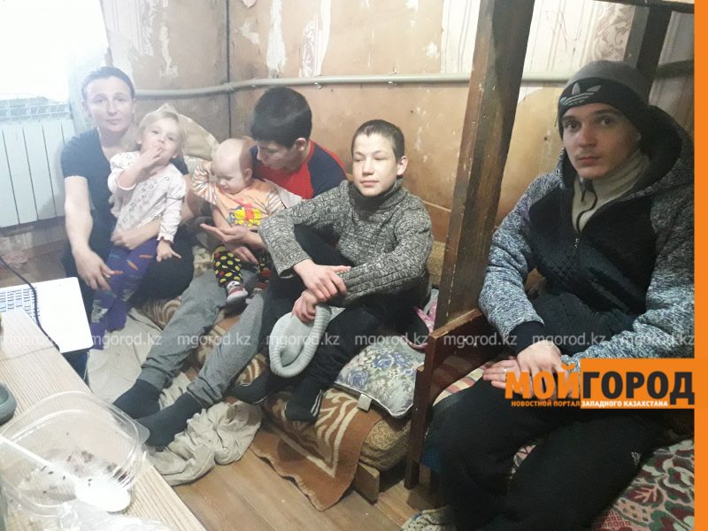 В Атырау многодетная семья вынуждена зимовать в железном контейнере (видео)