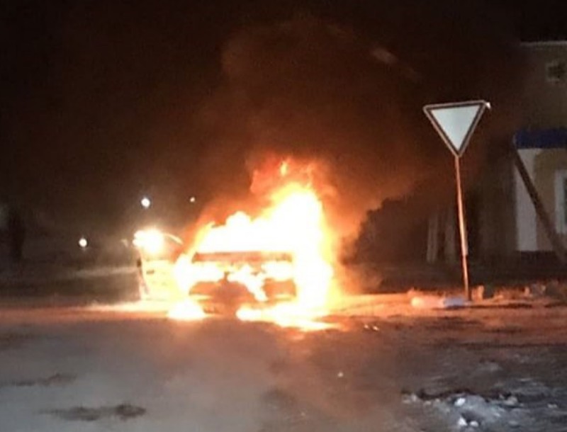 На окраине Атырау полностью сгорел автомобиль