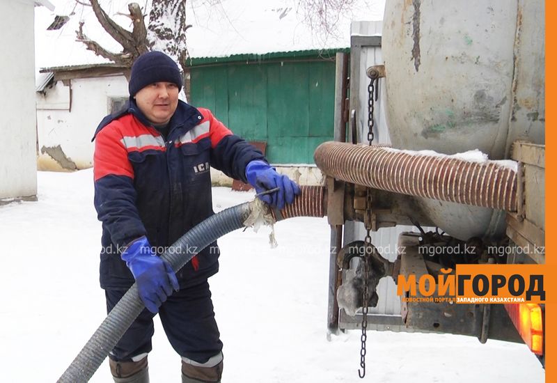 В Уральске к благотворительной акции маршрутного такси присоединился водитель ассенизаторской машины