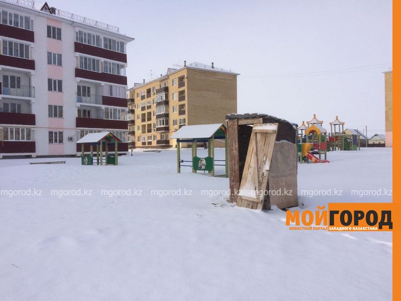 Деревянный туалет возле детской площадки возмутил уральцев
