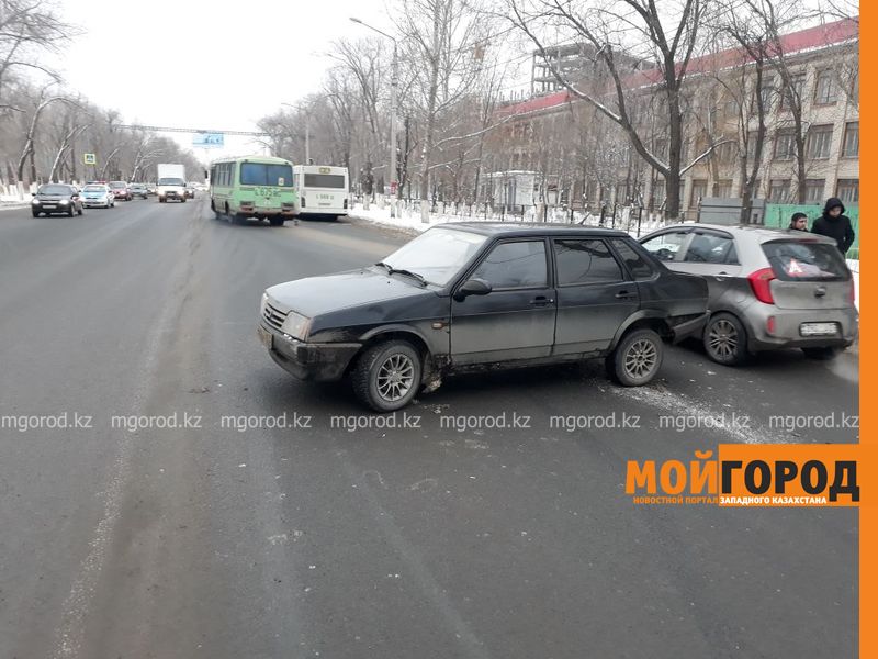 Столкнувшийся с автобусом водитель легкового авто ищет свидетелей ДТП в Уральске