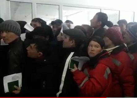 Жители Атырау пожаловались на большие очереди в миграционной полиции