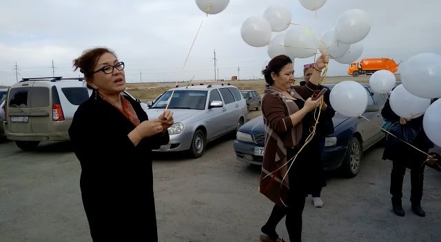 Сотни белых шаров выпустили в небо жители Атырау в память о погибших в Кемерово (видео)