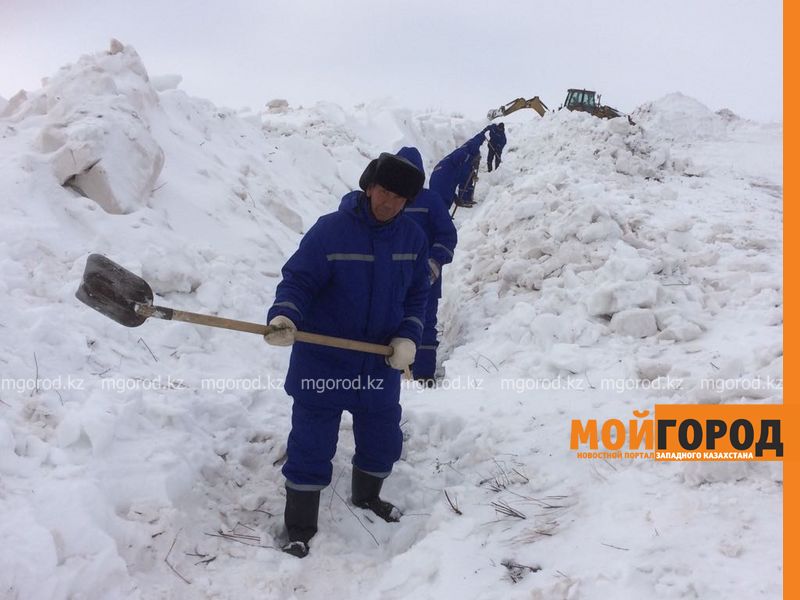 Больше 1000 человек очищают Уральск от снега