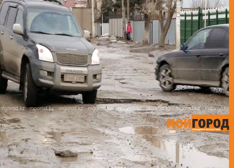 В Актобе вместе со снегом «растаял» асфальт