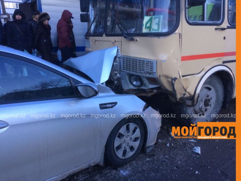 Легковой автомобиль лоб в лоб врезался в стоящий на остановке пассажирский автобус в Уральске (видео)