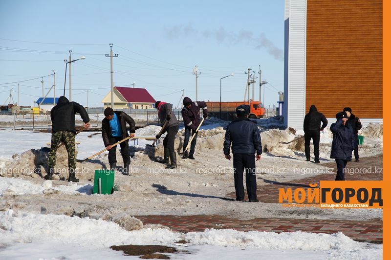 В Уральске осужденных привлекли к чистке снега возле школы