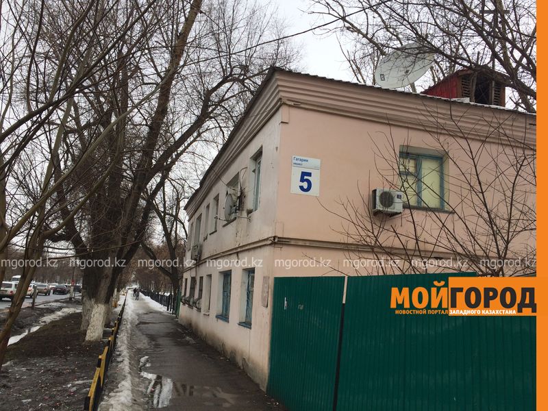 Жители двухэтажки в Уральске боятся остаться под руинами собственного дома