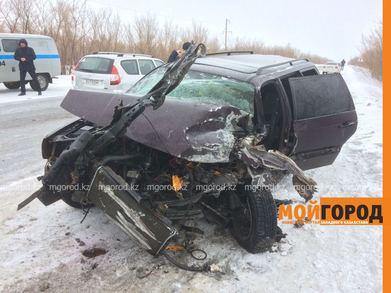 В ЗКО столкнулись пассажирский автобус и легковушка: 1 человек погиб и несколько ранены