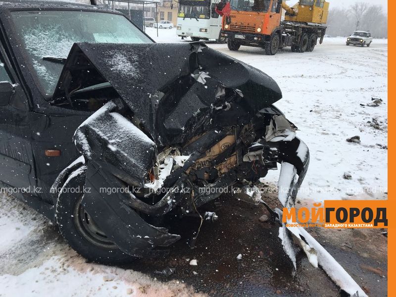 Лоб в лоб столкнулись легковые автомобили в Уральске