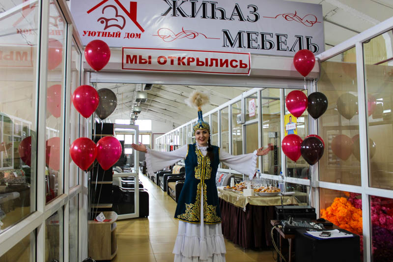 В Уральске «Уютный дом» объявил о праздничных скидках в новом магазине