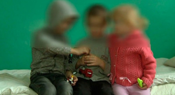 В Атырау мать троих несовершеннолетних детей ограничили в родительских правах