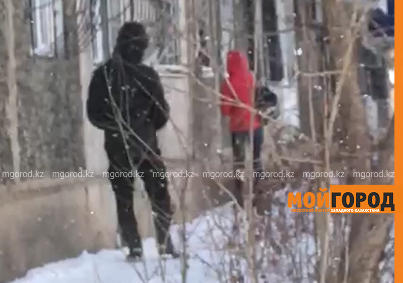 Из окна многоэтажки наркоманам Уральска бесплатно раздают шприцы