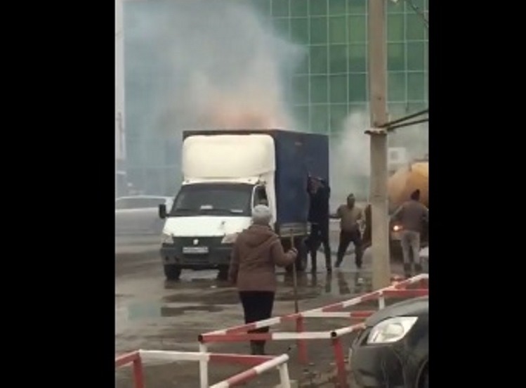 В Атырау на рынке «Дина» загорелась бортовая «Газель»