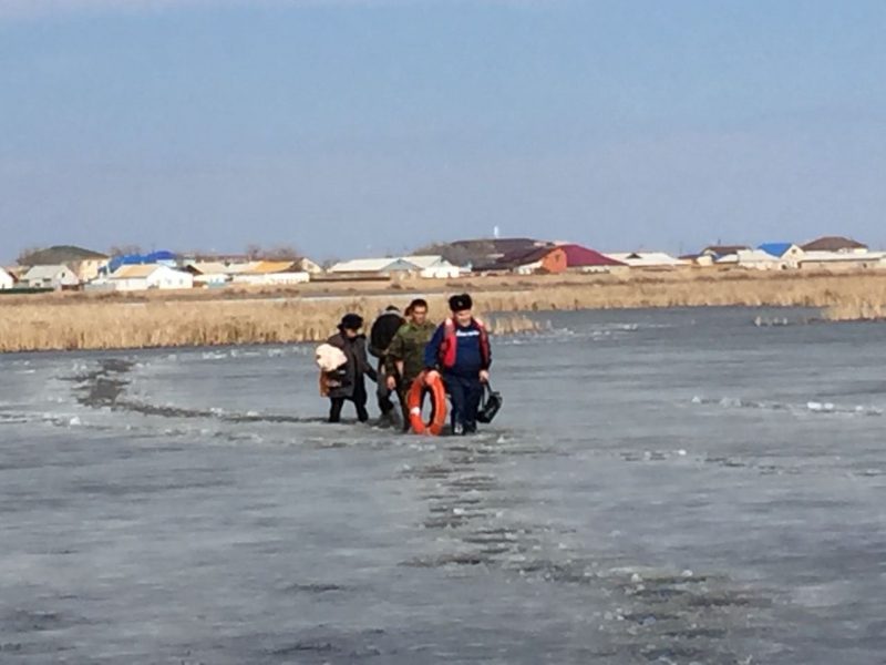 В Атырауской области спасли 4 детей, провалившихся под лед