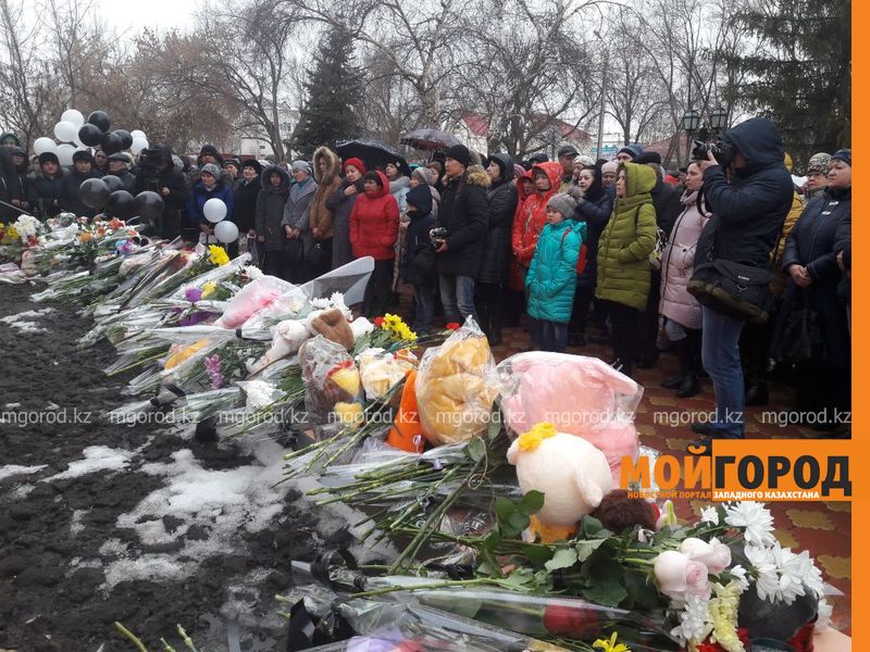 Уральцы собрались у консульства России, чтобы почтить память погибших в Кемерово