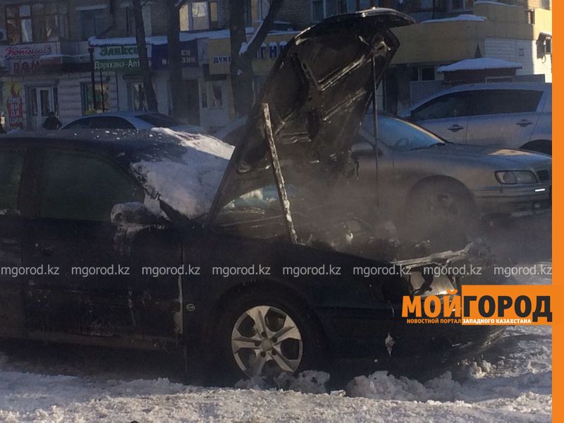 В центре Уральска горел автомобиль