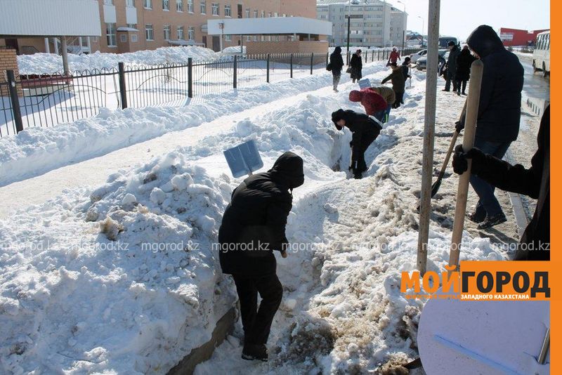 Волонтеры Уральска очистили арыки от снега