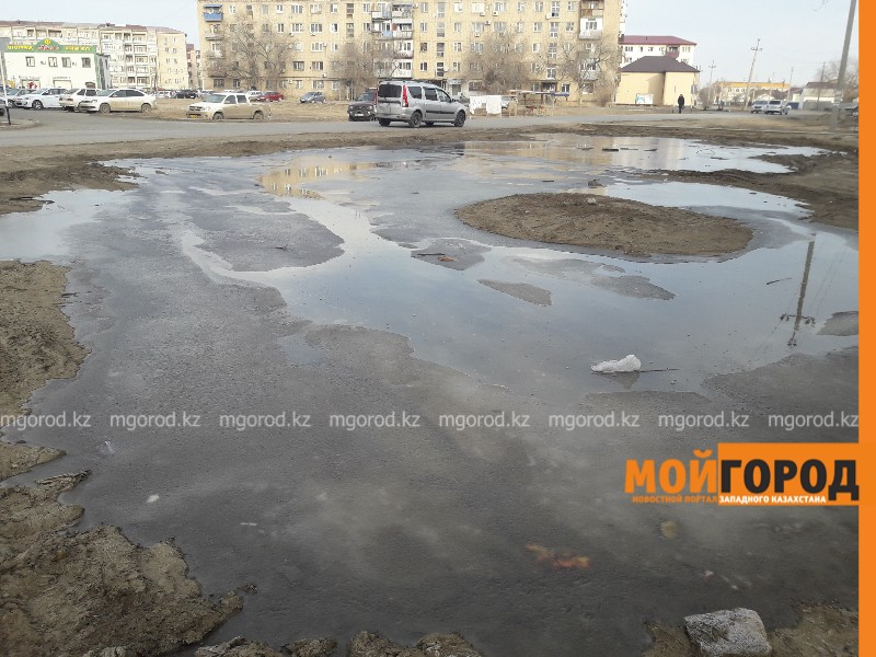 В Атырау из-за прорыва батарей в аптеке затопило остановку