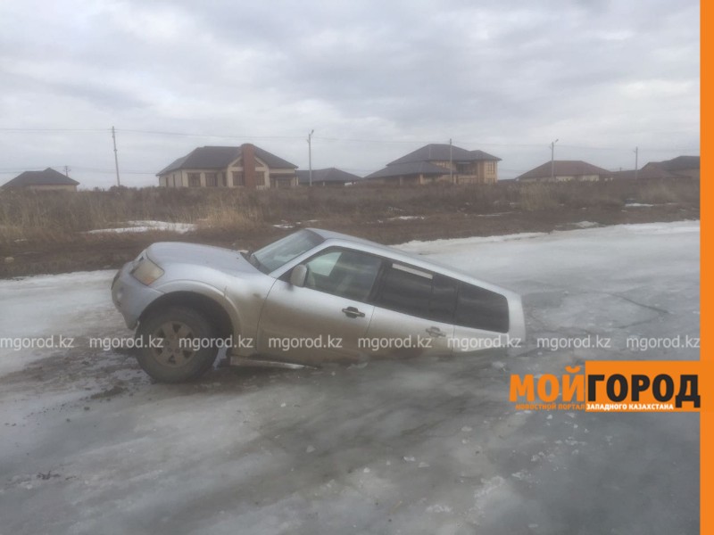 Джип провалился под лед в пригороде Атырау