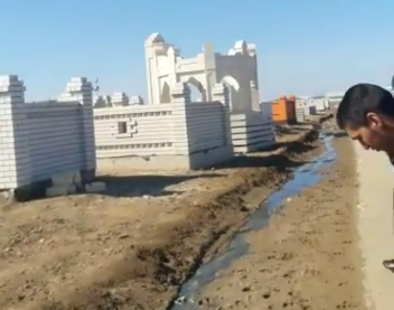На территории старого кладбища в Атырау прорвало канализацию (видео)